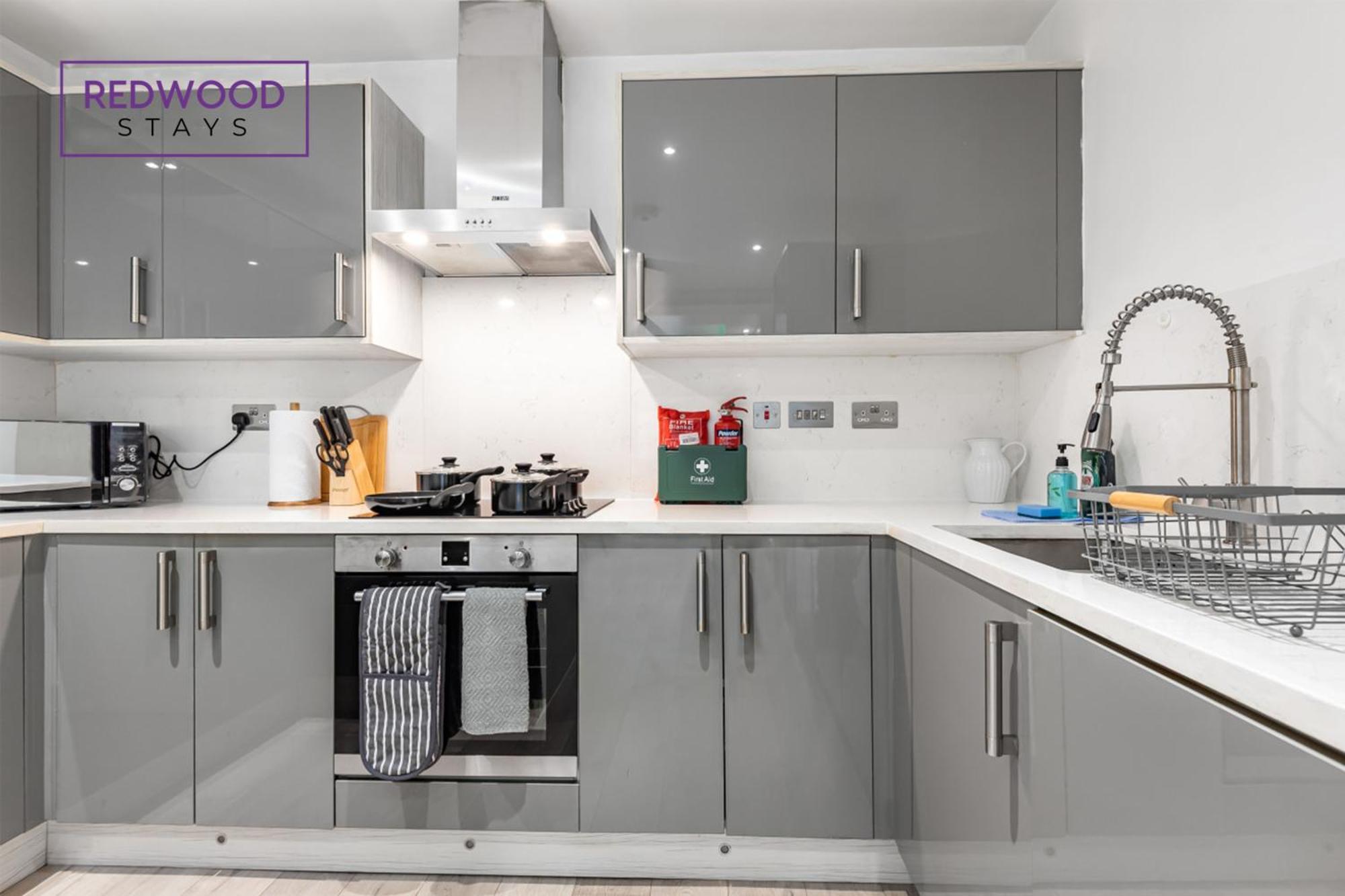 1 Bed 1 Bath Town Center Apartments For Corporates & Contractors, Wifi, Netflix And Parking On Selected Units By Redwood Stays Алдерсхот Экстерьер фото
